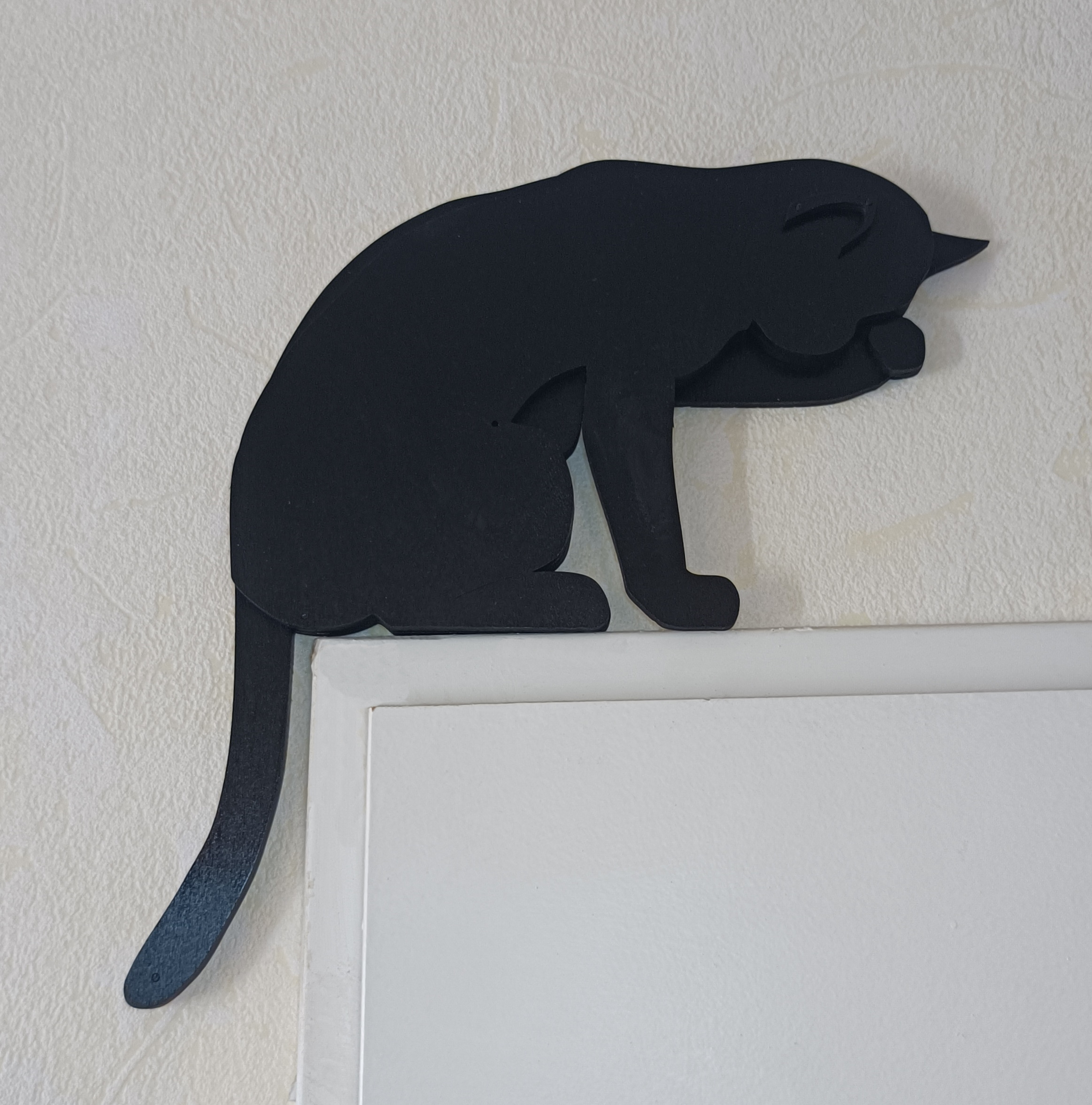 "chat faisant sa toilette" noir version gauche