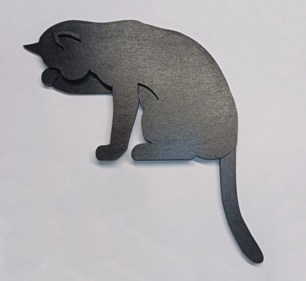 "chat faisant sa toilette" noir version droite
