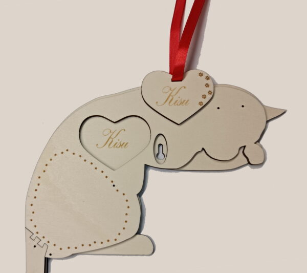"chat faisant sa toilette" version hommage, interieur pendant l'assemblage, avec son médaillon