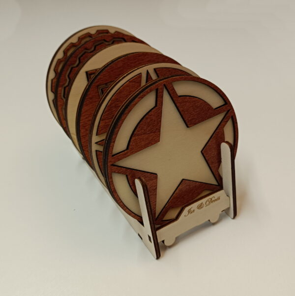 sous-verres 4x4 bicolores rangés sur leur support